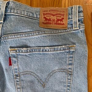 Light Wash Levi’s Jean - Highwaisted
